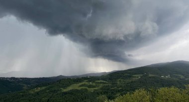 Dağların üzerinde fırtına bulutları. Avrupa.