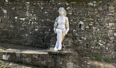 Parktaki bir kadın heykeli