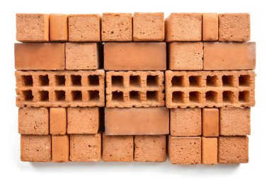 Terracotta yapı tuğlaları yığını, boş blokları gösterir.