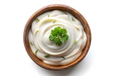 Kremalı yoğurt, ahşap kaseye batırılmış, servise hazır.