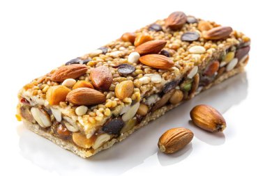 Fındık ve tohumlarla dolu besleyici bir granola barına yakın plan..
