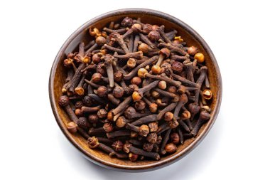 Bir kase aromatik karanfil yakın çekim.