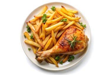 Kızarmış patates kızartması ve tabakta kızarmış tavuk bacağı.
