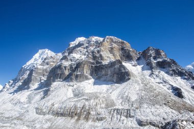 Güzel Karla Kaplanmış Dağ Nepal 'deki Kanchenjunga ana kamp gezisi sırasında yakalandı..