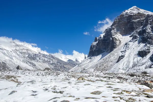 Nepal 'deki Kanchenjunga yürüyüşü sırasında yakalanan bu güzel kar Himalayaları.