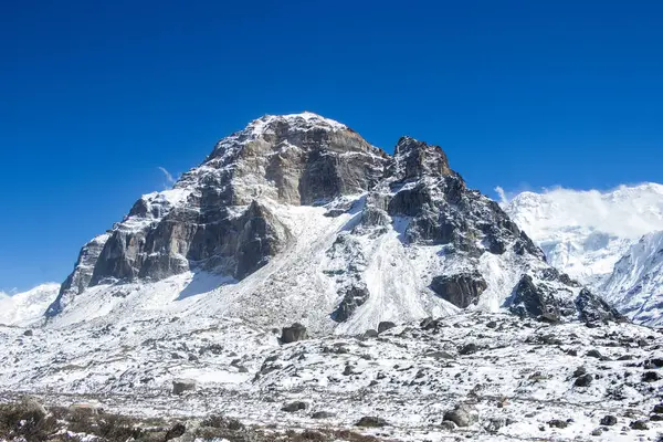 Nepal 'deki Kanchenjunga turu sırasında kaydedilen bu güzel kar dağı manzarası.