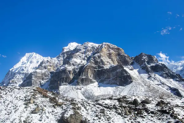 Bu güzel dağ manzarası Nepal 'deki Kanchenjunga yürüyüşü sırasında çekildi..