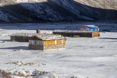 Kar Kanchenjunga bölgesindeki çay evini kapladı. Burası Kanchenjunga 'nın Nepal' deki ana kamp yürüyüşü sırasındaki son çay evi..