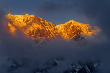 Makalu ana kamp yürüyüşü sırasında çekilen güzel gün batımı görüntüsü.