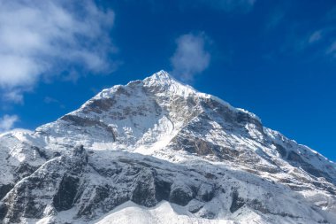 Bu kar dağı zirvesi Makalu bölgesindeki Mahalangur Dağları 'ndan ele geçirildi..