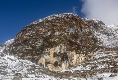 Güzel kayalık dağ Nepal 'deki Makalu ana kamp yürüyüşü sırasında ele geçirildi..