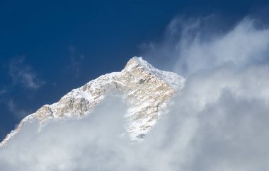 Dağ zirvesi, Nepal 'deki Makalu ana kamp yürüyüşü sırasında ele geçirildi. Bu zirvenin adı Peak 6 ve Langmale 'den alındı..