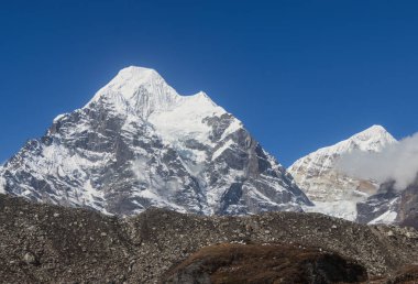 Nepal 'deki Makalu ana kamp gezisi sırasında karlı dağ manzarası yakalandı. Mavi gökyüzü çok açık..