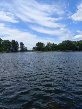 Günbatımında ve denizde deniz kabuğu