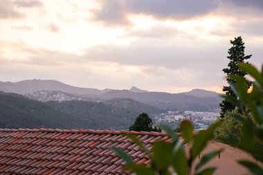 El Papiol, İspanya 'da güzel bir gün batımı manzarası, sokaklar, doğa ve binalar