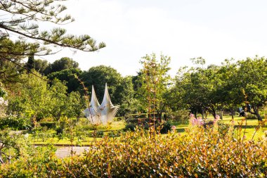 Gül bahçeli güzel El Parque de Servantes, Barcelona, İspanya 'da Park Hizmetkarları