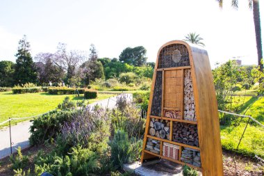 Gül bahçeli güzel El Parque de Servantes, Barcelona, İspanya 'da Park Hizmetkarları