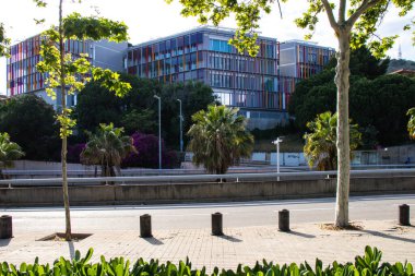 Gül bahçeli güzel El Parque de Servantes, Barcelona, İspanya 'daki Park Servantes, Formaci Hastanesi' nin Modern Mimarisi Sant Joan de Du Barcelona
