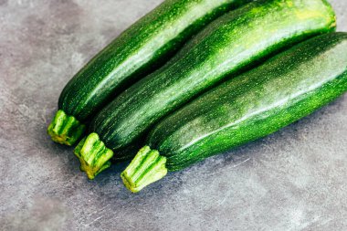 Taze kabak yakın yatay fotoğraf, yeşil sağlıklı sebze, taze toplanmış kabak.