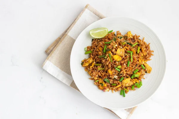 Asya Yumurta Kızarmış Pirinci Beyaz Arkaplanda Tabakta, Yukarı Aşağı Asya Yemek Fotoğrafı