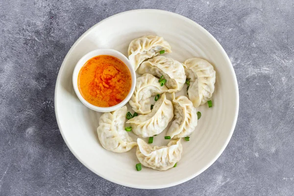 Baharatlı tavuk köftesi, Scallion ile süslenmiş, Yukarı Aşağı Asya yemeği fotoğrafı.