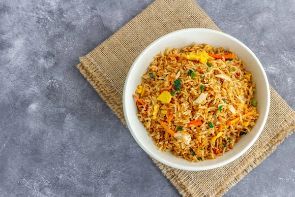 Asya Tavuğu ve Yumurta Kızarmış Pirinci, Sağlıklı Konfor Yemekleri Üstten Aşağı Fotoğraf