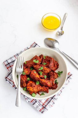 Baharatlı Hint Kızarmış Tavuğu Bir kâsede Beyaz Arkaplanda Aşağı Yukarı Fotoğrafta