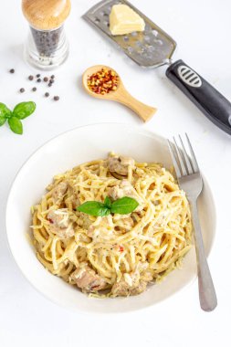 Siyah Biber, Peynir, Zeytinyağı ve Fesleğenli Peynirli Tavuk Spagettisi Beyaz Arkaplanda Üstten Aşağı Fotoğraf