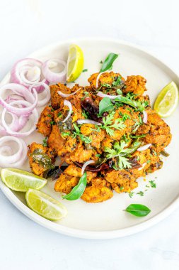 Baharatlı Hint SStir-Kızarmış Tavuk Tepesi Aşağıya Dikey Fotoğraf