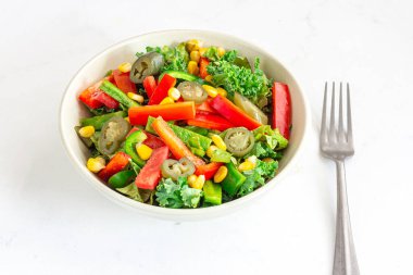 Beyaz Arkaplanda Taze Sebze Kasesi Yakın plan, Sağlıklı Yemek Fotoğrafçılığı