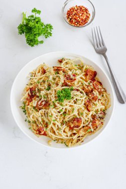 Pastırmalı spagetti ve maydanozlu İtalyan yemeği fotografı.
