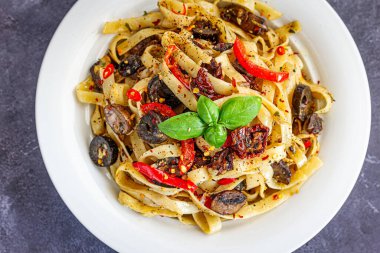 Fettuccine Aglio ve Olio Pasta Taze Basil Leaves in a Bowl Top Down İtalyan Yemek Fotoğrafı