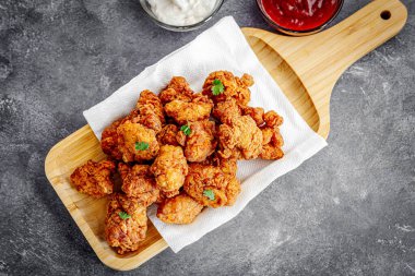 Kızarmış tavuk patlamış mısırı ve tepetaklak fotoğraf, kızarmış tavuk fotoğrafları.