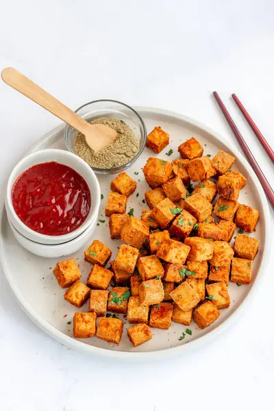 Domatesli fırında soya peyniri. Beyaz arka planda düz yatay fotoğrafın hemen üstünde.