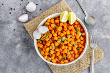 Hint baharatlı nohut, soğanlı ve limonlu Masala.