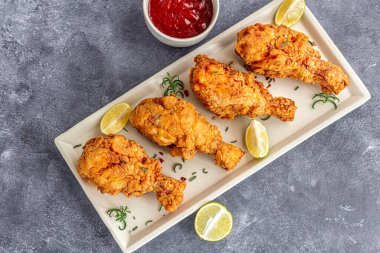 Çıtır ve Çıtır Çıtır Kızarmış Tavuk Pirzolası Tabağın Üstünden Aşağı Bir Fotoğrafta