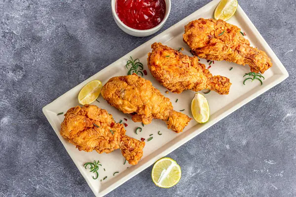 Çıtır ve Çıtır Çıtır Kızarmış Tavuk Pirzolası Tabağın Üstünden Aşağı Bir Fotoğrafta