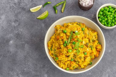 Karıştırılmış Bulgur Buğdayı, Soğanlı Daliya, Yeşil Bezelye, Limon ve Cilantro Top Down Fotoğrafı