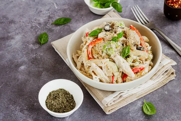 Kremalı Penne Alfredo Pastası Bitkilerle süslenmiş, Acılı Gevrek ve Taze Basil Yaprakları