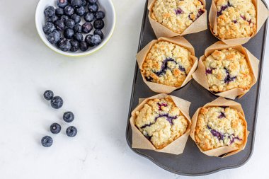 Böğürtlenli kekler bir tepside Tepsiden Aşağıya Tatlı Fotoğrafı
