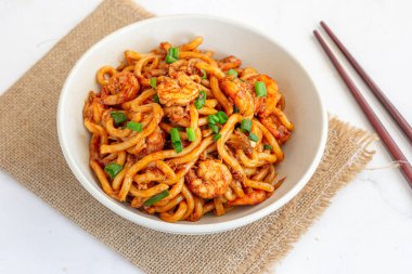 Sarımsaklı karides Udon Japon Karıştırılmış Erişte, Yakın Çekim Asya Yemekleri Fotoğrafı