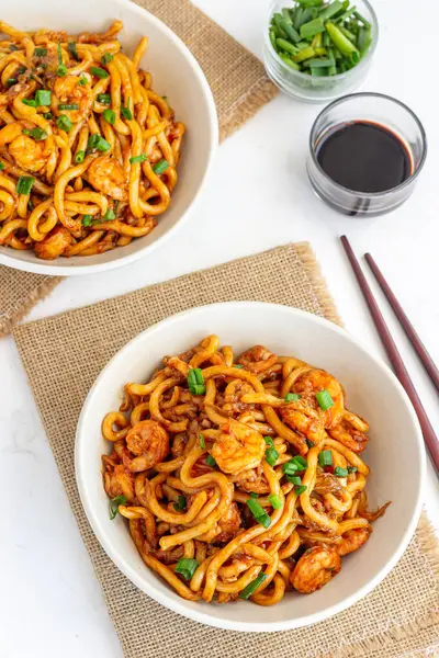 Sarımsaklı Karides Karıştırılmış Udon Eriştesi Kasede Çubukları Yukardan Aşağı Fotoğraflı
