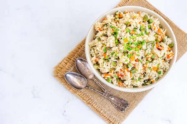 Salatalıkla servis edilen, Scallion Top Down fotoğrafıyla süslenmiş Asya sebzeli pilav.