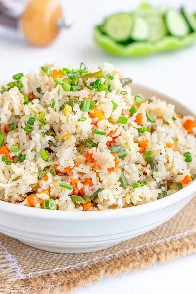 Asya Sebzeli Kızarmış Pirinç, salatalıkla servis edilir, Scallion Yakın Çekim Dikey Fotoğrafla süslenir