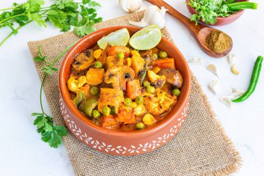 Lezzetli karışık körili patates, havuç, Bell Peppers, Yeşil Bezelye, Karnabahar, Doğrudan Resmin Üzerinde