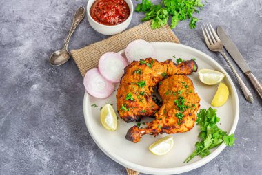 Soğan halkalı ızgara tavuk budu ve limonlu sağlıklı yemek fotoğrafı.