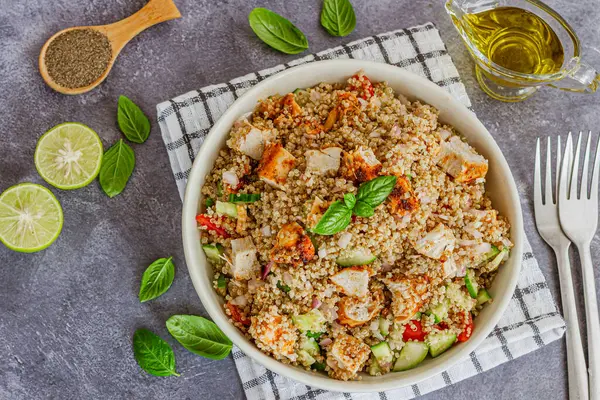 Tavuk kinoa salatası Düz Serilmiş Üstü kapalı fotoğraf, Sağlıklı Yemek Fotoğrafı