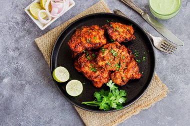 Limonlu Tandır Tavuğu Kalçası ve Yeşil Chutney Üstü Hindistan Yemeği Fotoğrafı