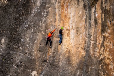 Adam dağ duvarına tırmanıyor.