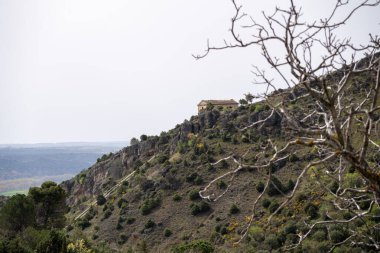 Ağaçlar ve yeşilliklerle çevrili güzel bir dağ manzarası.